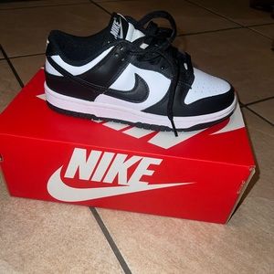 Size 5 W Panda dunks New